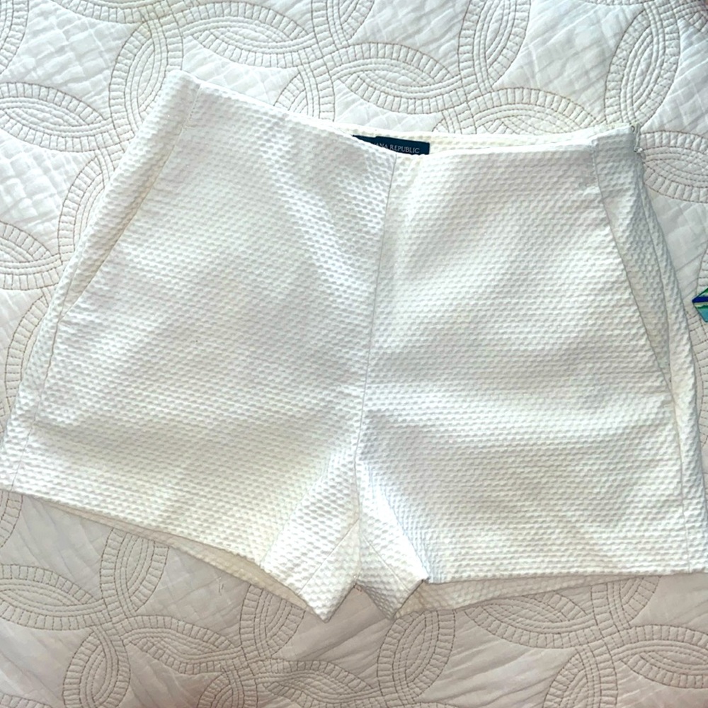 Size 4 Banana Republic white shorts w side zip and pockets